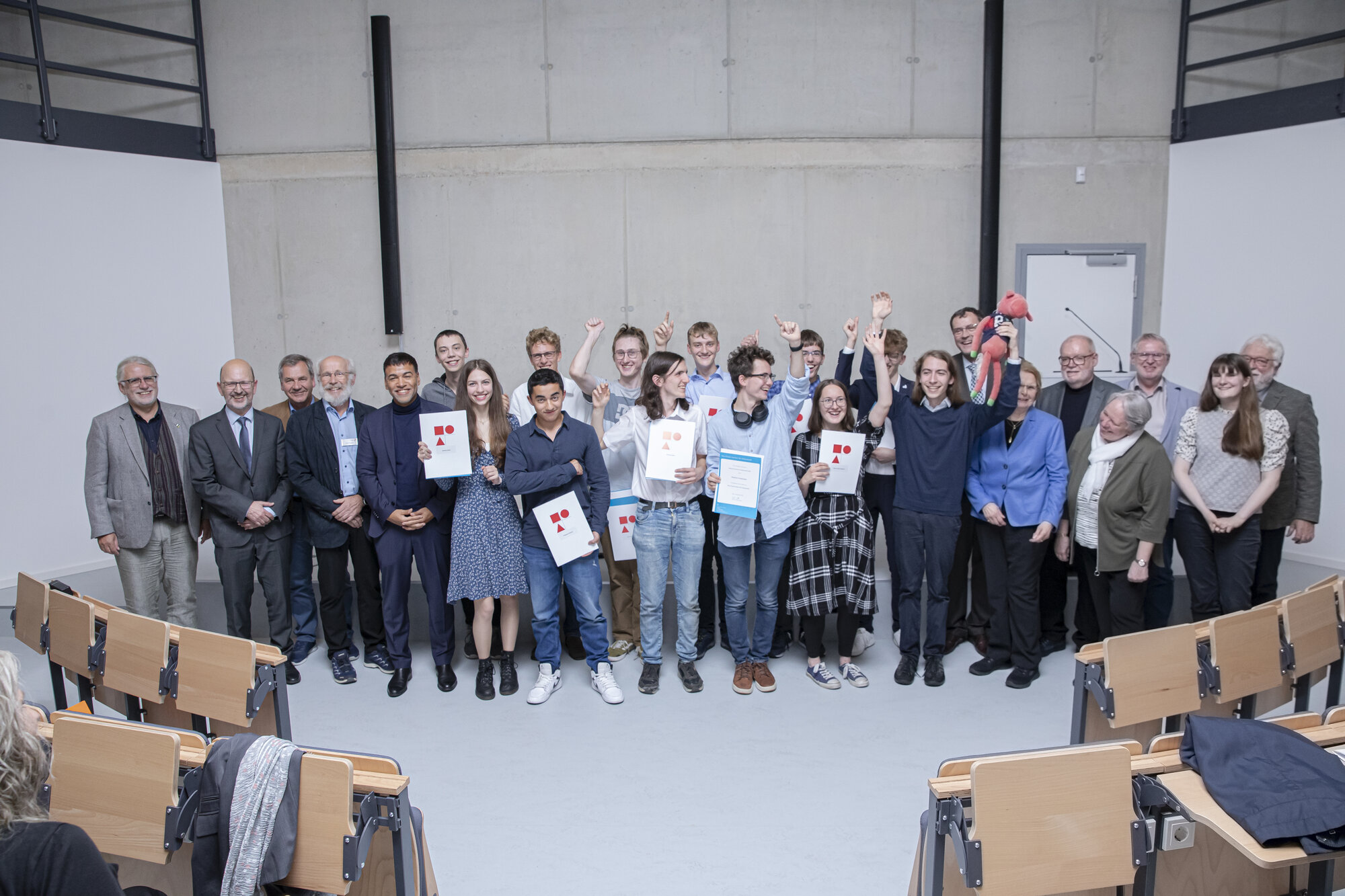 Gruppenfoto mit allen Teilnehmenden der Bundessiegerpreisverleihung in Daun. 